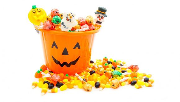 Recomiendan a padres de familia optar por snacks saludables como frutas y jugos naturales para la noche de Halloween.