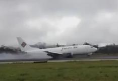 Avión de carga de sale de la pista cuando aterrizaba en Indonesia