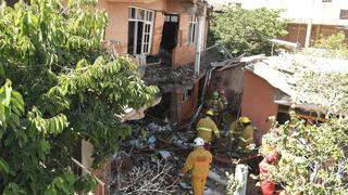 Un muerto y un herido al caer una avioneta militar sobre una casa en Bolivia 