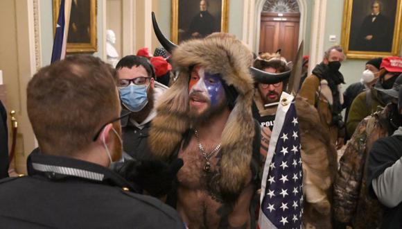 Jacob Chansley, miembro del grupo conspirativo de QAnon, durante el asalto al Capitolio de los Estados Unidos el 6 de enero de 2021. (Foto de Saul LOEB / AFP).