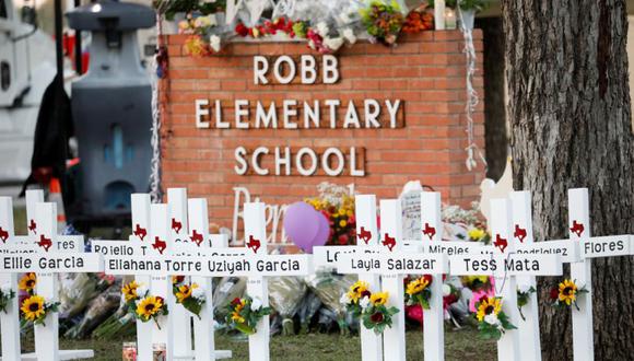 Las cruces con los nombres de las víctimas de un tiroteo en la escuela se muestran en un monumento fuera de la escuela primaria Robb, después de que un hombre armado matara a diecinueve niños y dos maestros, en Uvalde, Texas, EE.UU.