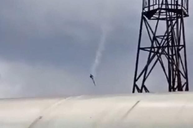Este video tomado de las imágenes publicadas en un canal de Telegram @grey_zone vinculado a Wagner el 23 de agosto de 2023 muestra los restos del avión cayendo cerca de la aldea de Kuzhenkino, en la región de Tver. (AFP).
