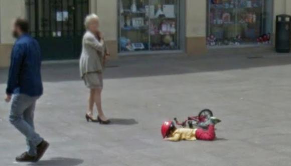 La anciana no ayudó al niño caído en el suelo. (Foto: Captura de Twitter)