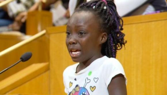 Niña de EE.UU. lloró ante racismo: "No soporto cómo nos tratan"