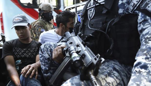 Hombres son detenidos por la policía, sospechosos de un homicidio cerca de un mercado en San Salvador, El Salvador. (Foto: AP/Salvador Meléndez)