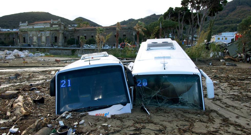 Autobuses turísticos dañados en el puerto de Casamicciola el 27 de noviembre de 2022, luego de fuertes lluvias que causaron un deslizamiento de tierra en la isla de Ischia, en el sur de Italia. (ELIANO IMPERATO / AFP).