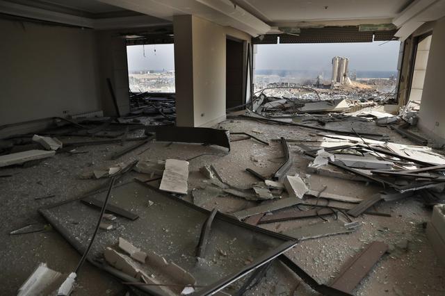 La escena de la explosión que golpeó el puerto de Beirut se ve a través de un departamento dañado en la capital de Líbano. (Foto AP / Hussein Malla).