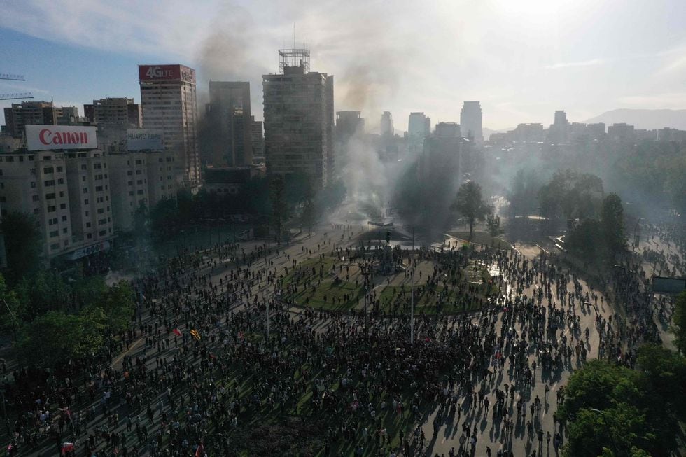 La policía gasea la Plaza Italia de Santiago. (AFP / PEDRO UGARTE).