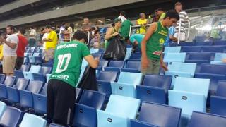 Hinchas dan ejemplo y recogen la basura en estadio de su equipo