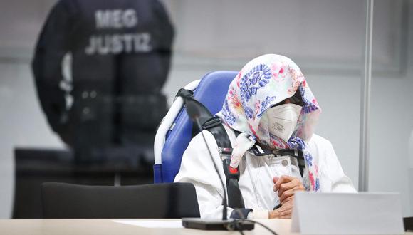 Para esconder su rostro de los numerosos fotógrafos y camarógrafos, Furchner cubrió su cabeza con un pañuelo y lucía unas grandes gafas de sol. Además, se mantuvo en silencio durante toda la audiencia. (Foto: Christian Charisius / AFP)