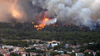 Grecia: inmenso incendio forestal obliga evacuar tres suburbios de Atenas | FOTOS