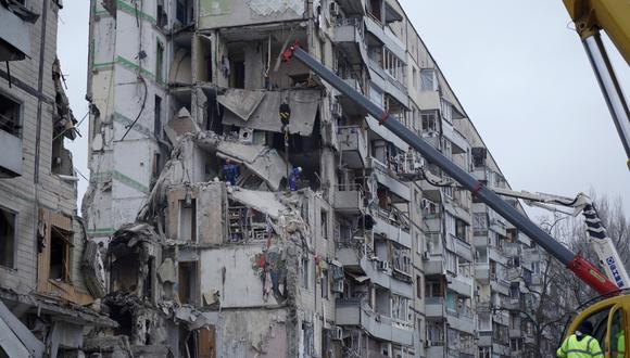 Los rescatistas trabajan en un edificio residencial destruido después de un ataque con misiles, en Dnipro el 16 de enero de 2023, en medio de la invasión rusa de Ucrania. (Foto: vitalii matokha / AFP)