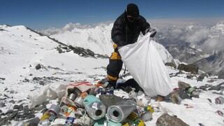 China prohíbe acceso a turistas a un campamento en el Monte Everest por limpieza