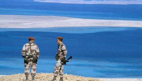 Soldados de la Fuerza Multinacional de Paz y Observación en la isla de Tirán vigilan el golfo de Áqaba. (GETTY IMAGES)