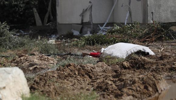 Los cadáveres yacen en el suelo del kibutz de Kfar Aza, junto a la frontera con Gaza, el 10 de octubre de 2023. (EFE/EPA/ATEF SAFADI).