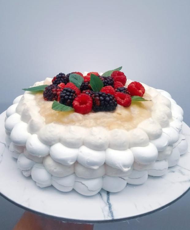 The offer includes fruit cakes and English type;  cookies;  Christmas-themed desserts with fruit and no excess flour;  chocolate balls to dip in milk;  raspberry cheesecake bars;  and a pavlova (pictured) with berries.