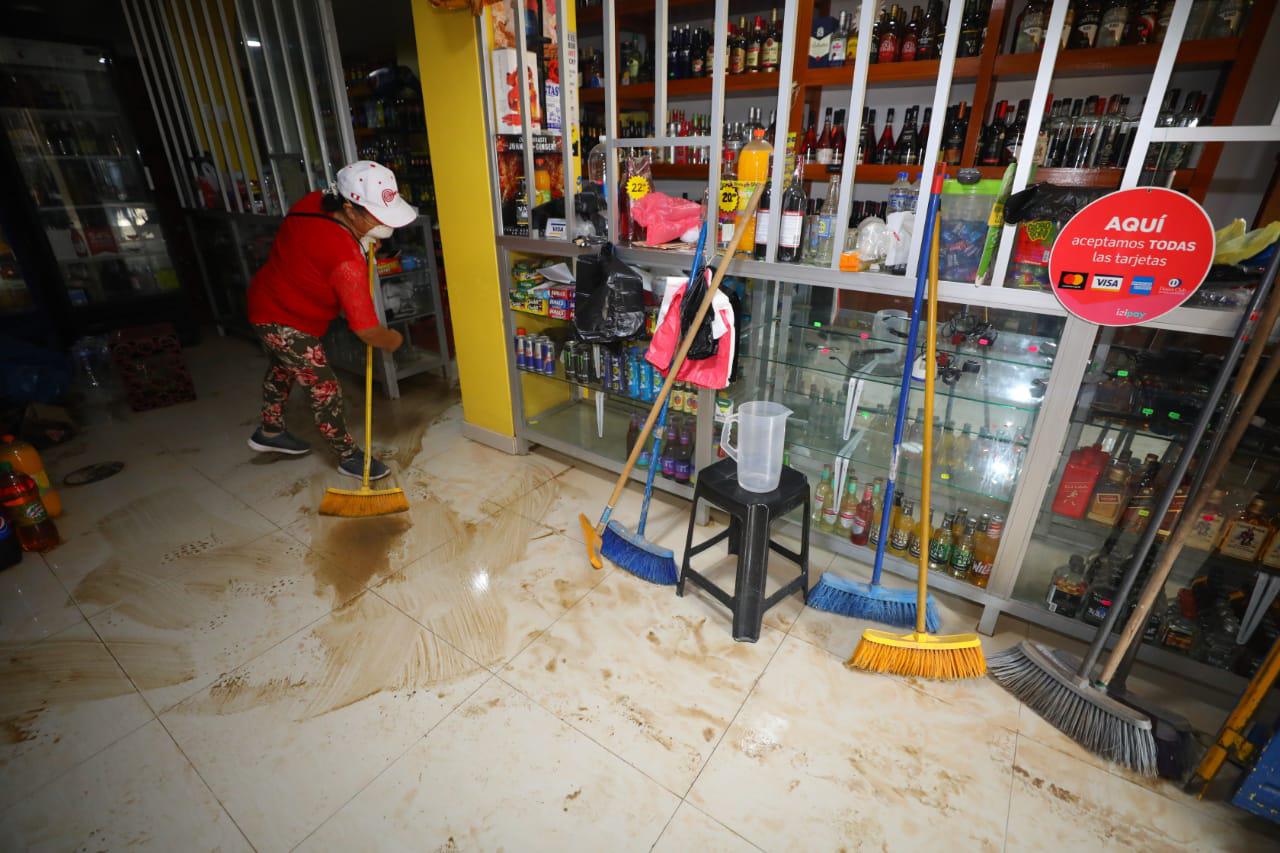 Nuevamente un aniego afectó puestos de trabajo que hoy se encuentran paralizados por la cuarentena ante el coronavirus. (Foto: Gonzalo Córdova)