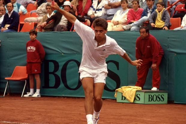 Abre la lista el mejor peruano de la historia profesional, Jaime Yzaga, que consiguió 265 victorias y 8 títulos en su carrera. Jaime, que ya cuenta con 54 años, se coronó en el final de los 80 y principio de los 90 en Schenectady, Sao Paulo, Itaparica, Charlotte, Auckland, Sídney y Tampa, en dos ocasiones. Ganó en cancha dura exterior y cubierta, y en tierra batida, y alcanzó el número 18 ATP en 1989. Empezó a jugar profesionalmente en 1985 y se retiró 12 años más tarde. Uno de sus grandes logros fue el triunfo en 1994, frente a Pete Sampras, en el US Open, cuando Sampras era el número 1 del mundo.