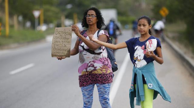 El arriesgado viaje a pie de una madre e hija de Venezuela a Perú (Foto: AP)