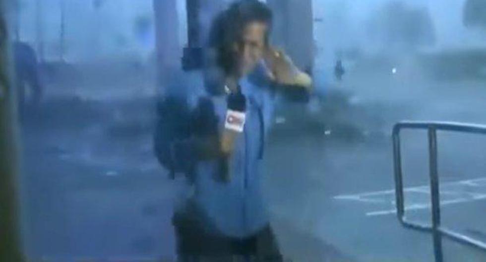 Una reportera de la CNN fue arrastrada en vivo por los fuertes vientos del huracán María ante la atónita mirada de los presentadores en los estudios. (Foto: YouTube)