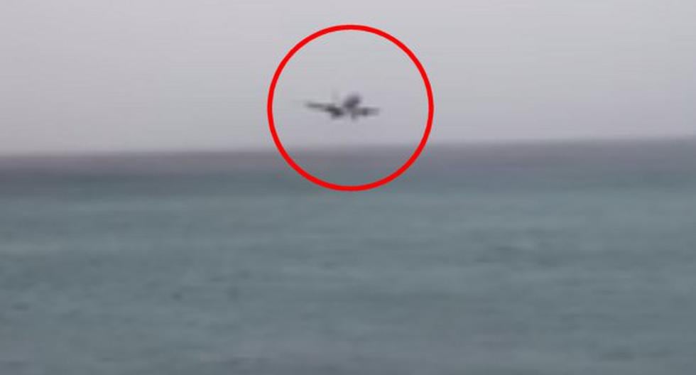 El aterrador momento en que un Boeing 737 casi cae al mar. (Foto: Captura)