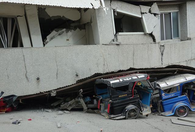 Vehículos aplastados por el derrumbe de un edifico en Padada tras el terremoto de magnitud 6,8 que sacudió Mindanao, Filipinas. (EFE/EPA/CERILO EBRANO).