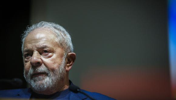 El presidente electo de Brasil, Luiz Inácio Lula da Silva, pronuncia un discurso ante los simpatizantes de la comunidad brasileña que vive en Portugal en el campus de la Universidad de Lisboa el 19 de noviembre de 2022. (Foto de CARLOS COSTA / AFP)