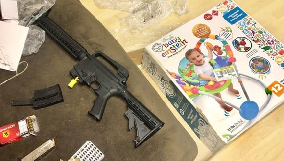 Una invitada a un baby shower terminó llevando sin querer un rifle semi-automático creyendo que se trataba de un juguete. (Foto: Veronica Alvarez-Rodriguez en Facebook)