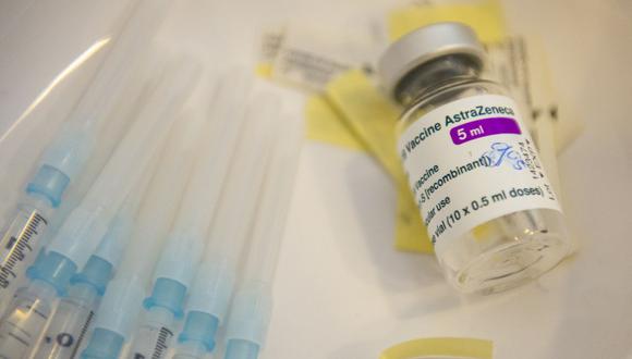 España reserva la vacuna de AstraZeneca contra el coronavirus para personas de entre 60 y 69 años. (Foto: LENNART PREISS / AFP).