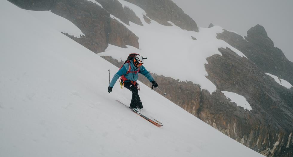 Juan Andrés Coriat desciende del nevado Mateo, entre las provincias de Asunción y Carhuaz, a 5.150 m.s.n.m. El pico es frecuentemente ascendido debido a su fácil acceso. Para esquiar en montaña, debe estar acompañado de un profesional. (Foto: Alejandro Ugarte)