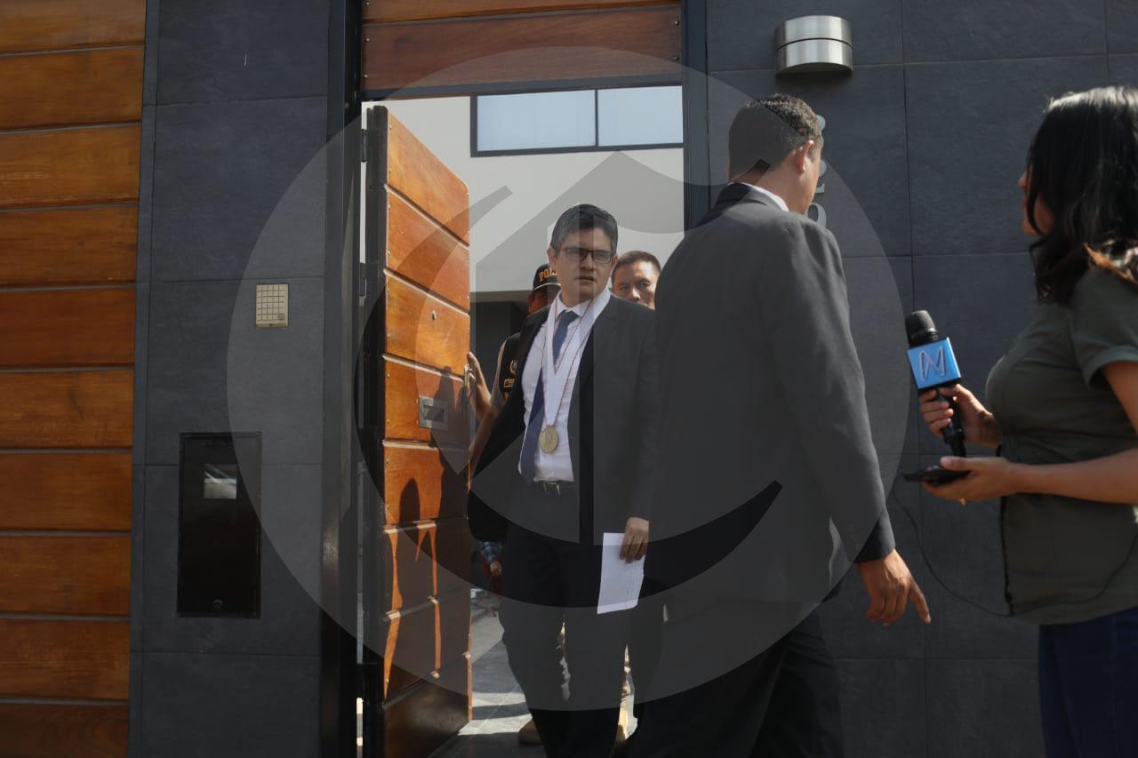 Fiscal José Domingo Pérez encabeza el allanamiento en la casa de Monteverde. Dos de los investigados ya fueron detenidos. (Foto: Juan Ponce/ El Comercio)