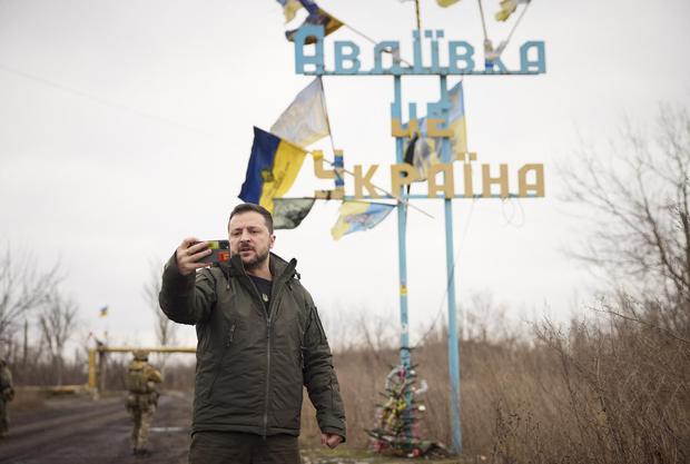 El presidente ucraniano Volodymyr Zelensky graba su discurso en video frente al cartel "Avdiivka es Ucrania" durante su viaje a la región de Donetsk, Ucrania, el 29 de diciembre de 2023. (EFE).
