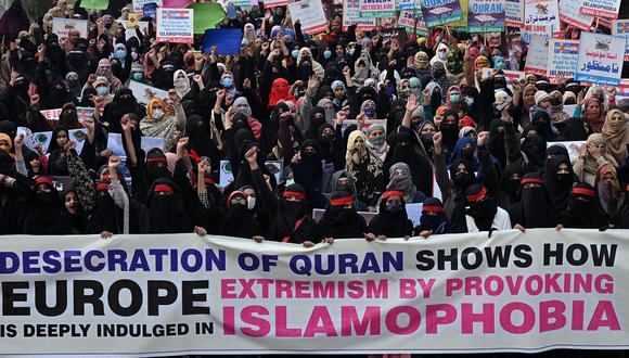 Mujeres activistas de la Liga Musulmana Markazi de Pakistán participan en una manifestación de protesta en Lahore el 29 de enero de 2023 contra la quema del sagrado Corán en Suecia. (Foto referencial de Arif ALI / AFP)