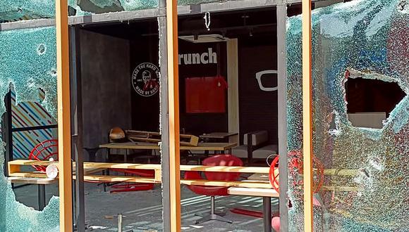 El restaurante dañado de KFC, incendiado por manifestantes pro palestinos que se manifestaban contra Israel en la ciudad nororiental de Mirpur, en la región de Cachemira administrada por Pakistán, el 30 de marzo de 2024. (Foto de AFP)