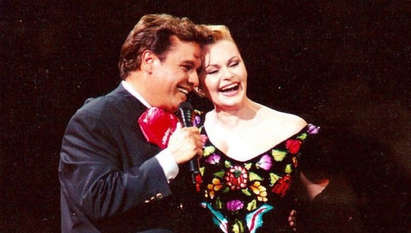 A música “Déjame Vivir” de Anahí com Juan Gabriel sendo tocada na prov