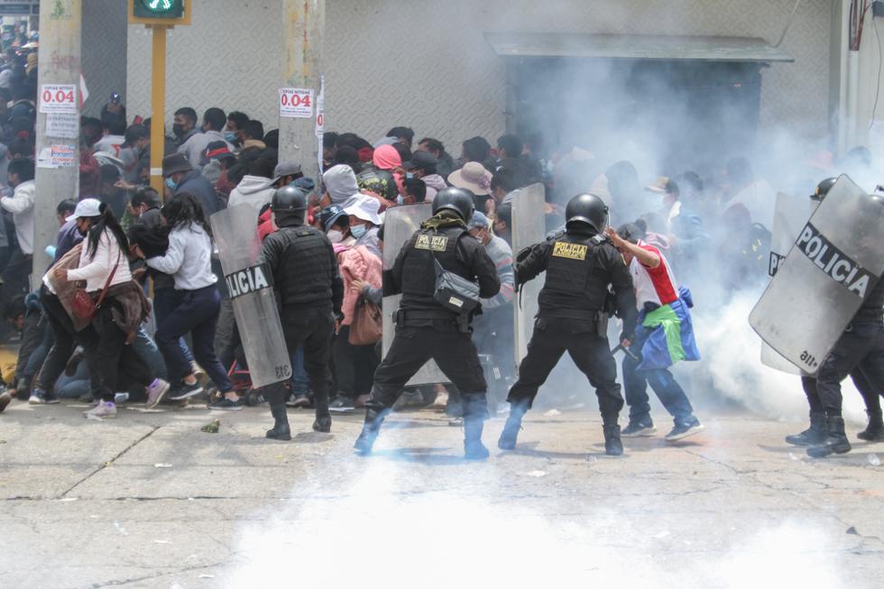 Los enfrentamientos entre manifestantes y policías se desarrollaron en horas de la tarde. La PNP contuvo a la gran cantidad de personas que intentaron penetrar el cinturón policial en medio de la ciudad. (Foto: Adrián Zorrilla/@photo.gec)