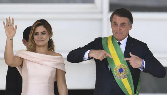 Jair Bolsonaro junto a su esposa Michelle luego de recibir la banda presidencial el 1 de enero de 2019. (Foto de EVARISTO SA / AFP).
