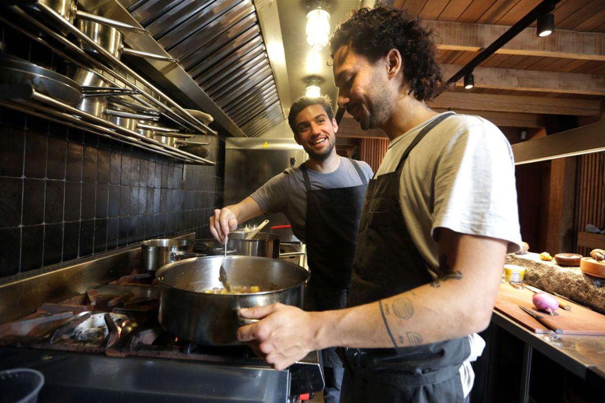 Lo venezolanos Juan Luis Martínez y José Luis Saume, chefs del restaurante Mérito, afianzando una cocina que hermana. (Foto: Difusión)