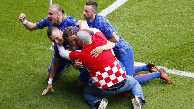 Euro: eufórico hincha croata ingresó al campo y besó Modric - 1