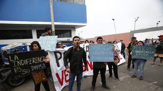 El Agustino: familiares y vecinos realizan plantón en exteriores de comisarías tras cuádruple crimen | FOTOS