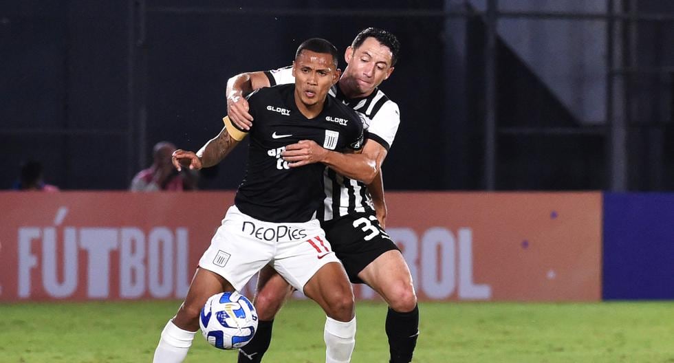 Alianza Lima's midfielder Brayan Reyna (L) and Libertad's defender Ivan Piris vie for the ball during the Copa Libertadores group stage first leg football match between Libertad and Alianza Lima at the Defensores del Chaco stadium in Asuncion on April 20, 2023. (Photo by NORBERTO DUARTE / AFP)
