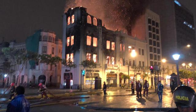 Incendio consumió los cuatro pisos de un edificio en la Plaza San Martín, en el Centro de Lima. (Foto: USI)