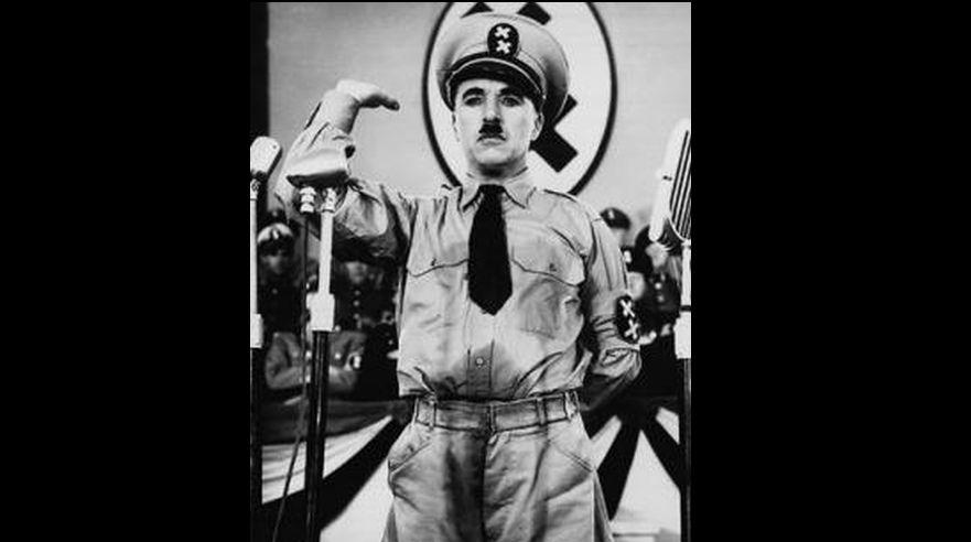 Charles Chaplin encarnó a Adolfo Hitler en 'El gran dictador'. (Foto: Redes sociales)