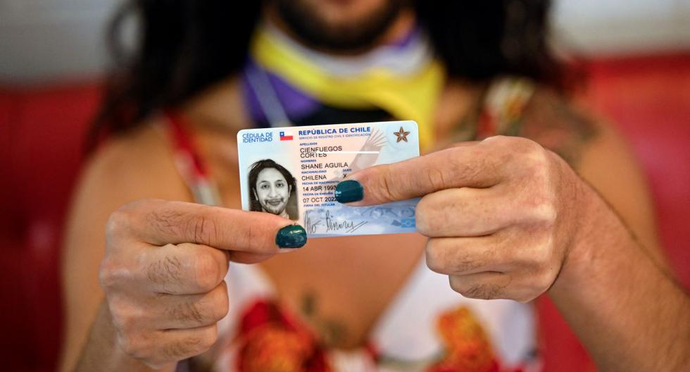 La chilena Shane Cienfuegos muestra su cédula de identidad durante una entrevista con AFP en su casa de Santiago el 23 de octubre de 2022. (MARTIN BERNETTI / AFP).
