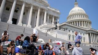 EE.UU.: una congresista duerme afuera del Capitolio para exigir la ampliación de la moratoria de desalojos