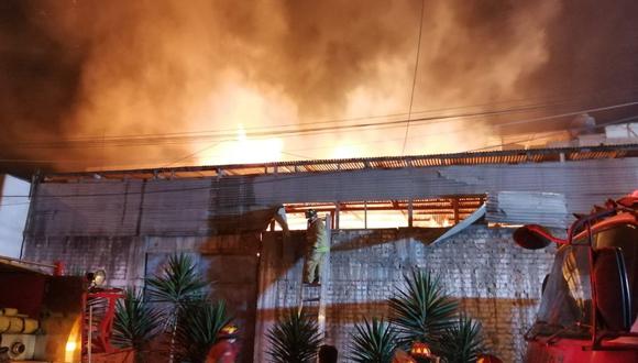 Un incendio se reportó en Los Olivos. (Foto: @COENPeru)