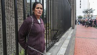Mujer agredida durante 27 años se encadenó en el centro de Lima