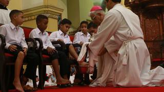 Trujillo: arzobispo realizó el lavado de pies a seis niños venezolanos por Semana Santa