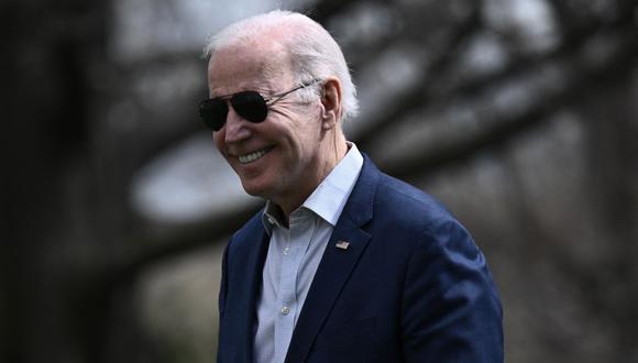El presidente de Estados Unidos, Joe Biden, camina por el jardín sur después de regresar a la Casa Blanca en el Marine One, el 20 de marzo de 2022. (Brendan SMIALOWSKI / AFP).