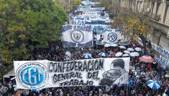 En esta vista aérea, miembros de organizaciones laborales sostienen pancartas mientras marchan durante una manifestación del Primero de Mayo (Día del Trabajo) en Buenos Aires el 1 de mayo de 2024. (Foto de Luis ROBAYO / AFP)
